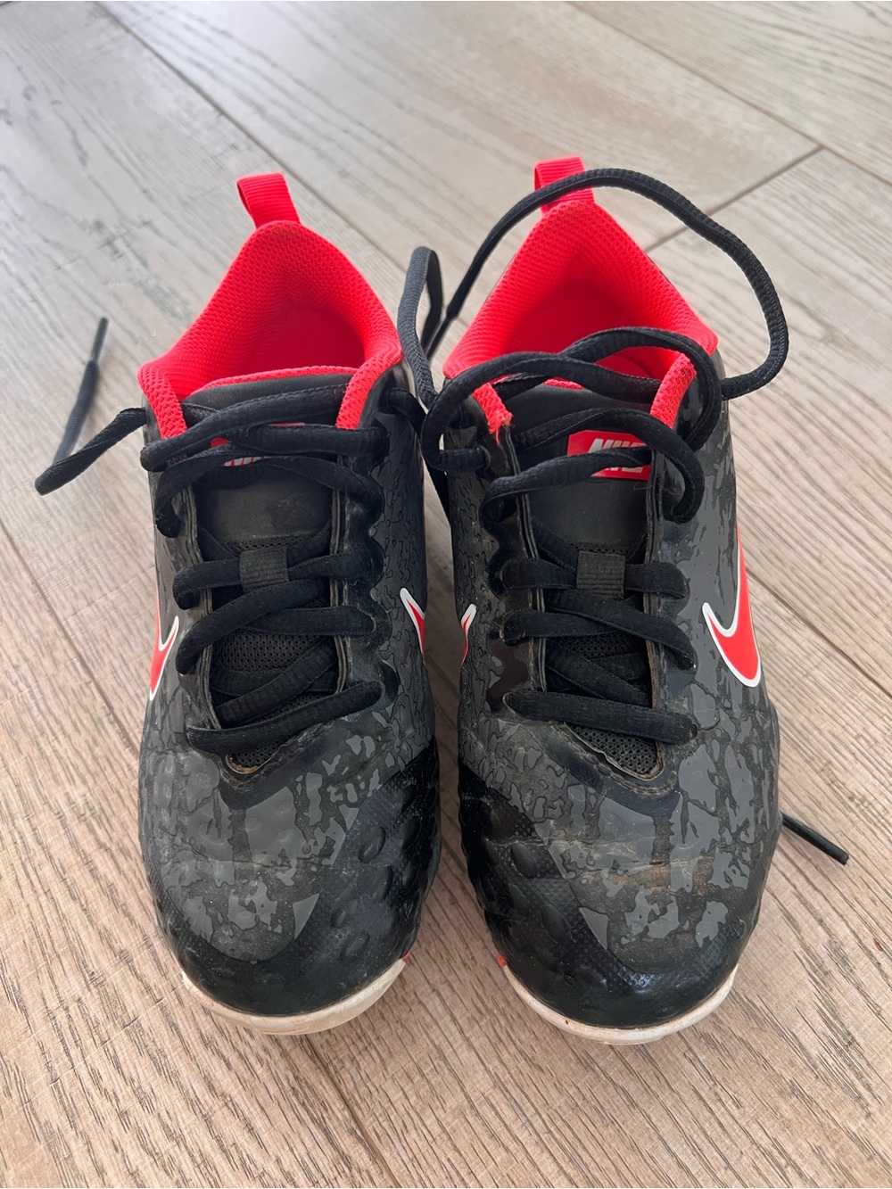 Nike Kids Black baseball cleats with Red Accents size 12 little kids.
